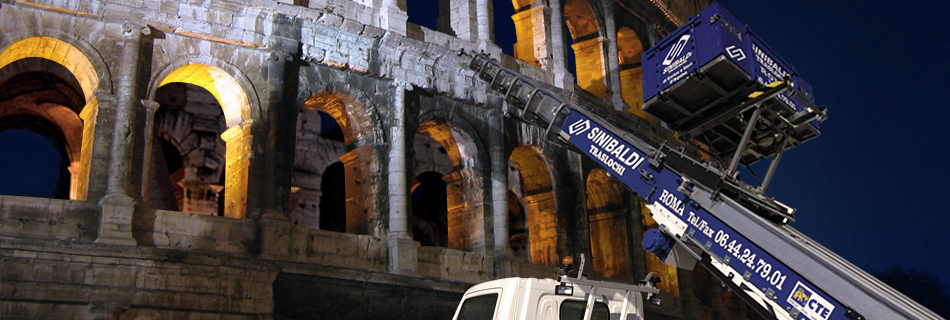 Il camion Sinibaldi Traslochi in azione a Roma.